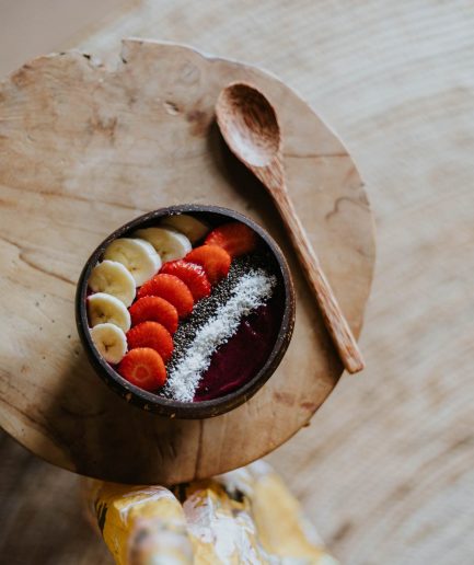 Coconut bowl met houten lepel